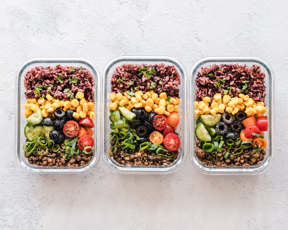 Salade verte équilibrée avec fruits et noix